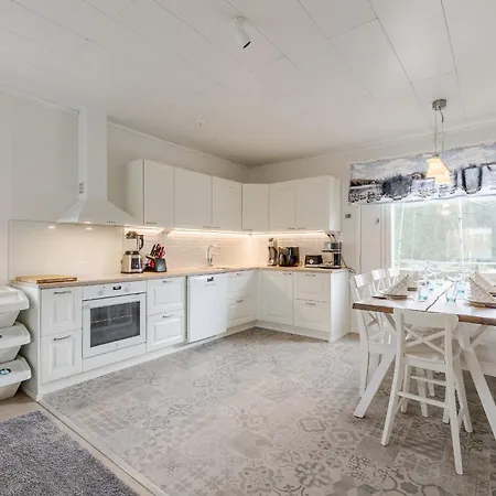 5 Bedroom Family With Sauna Close To Center Rovaniemi